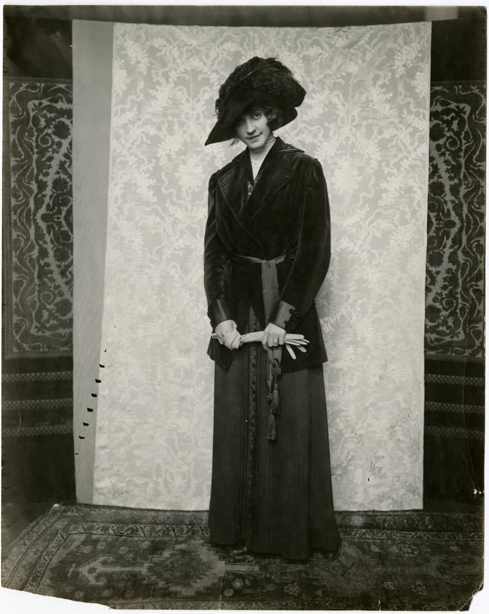 بدلة حمراء مخملية مع تنورة مطوية أكورديان ، Arnold & Constable ، c.1905-18 (صورة فضية جيلاتينية) بواسطة جيسي تاربوكس بيلز