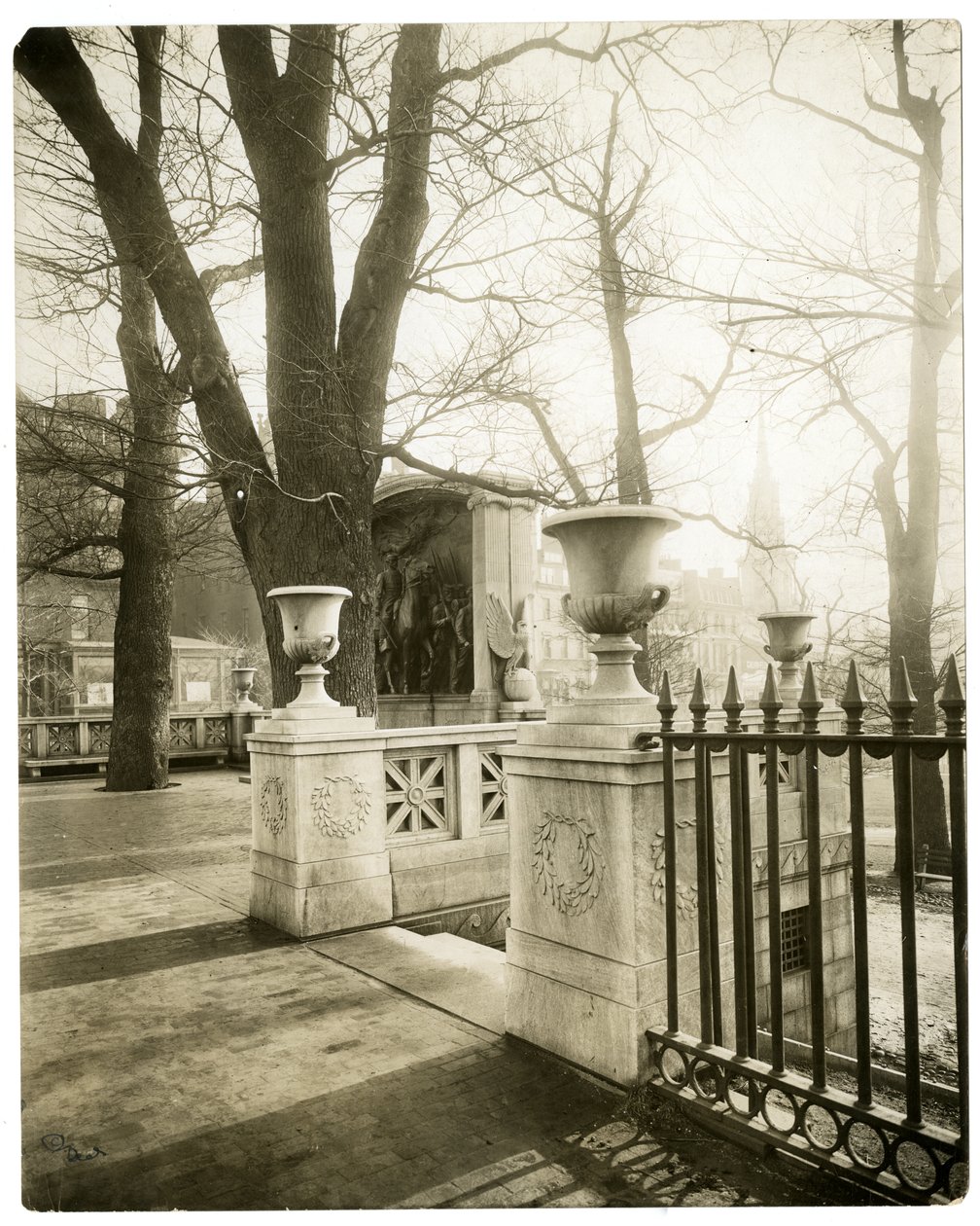 Shaw Memorial ، بوسطن ، الولايات المتحدة الأمريكية ، حوالي 1902-10 (صورة فضية للجيلاتين) بواسطة جيسي تاربوكس بيلز
