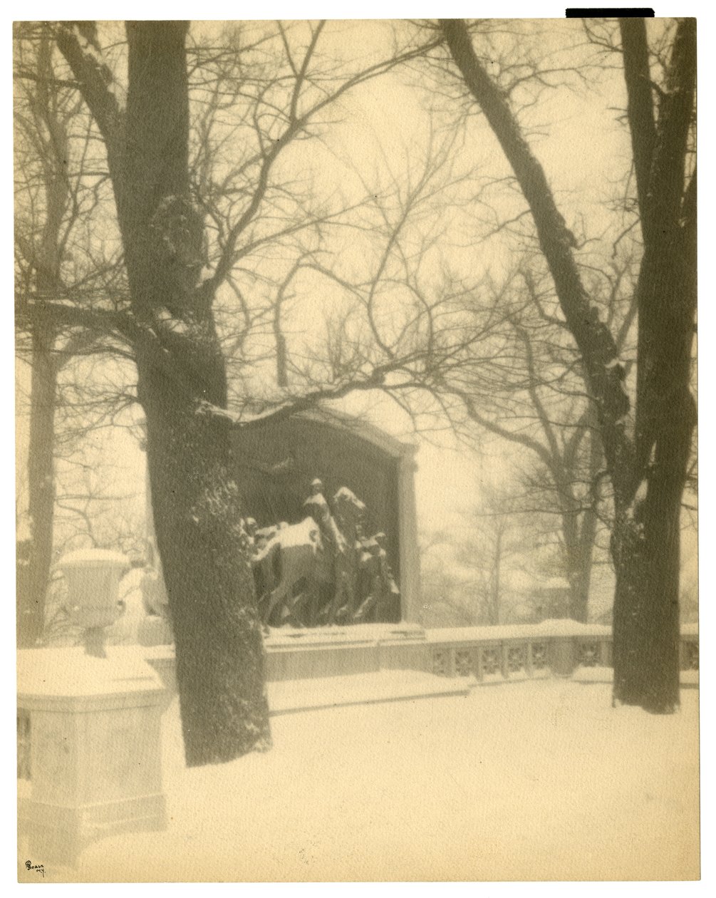 Shaw Memorial ، بوسطن ، الولايات المتحدة الأمريكية ، حوالي 1902-10 (صورة فضية للجيلاتين) بواسطة جيسي تاربوكس بيلز