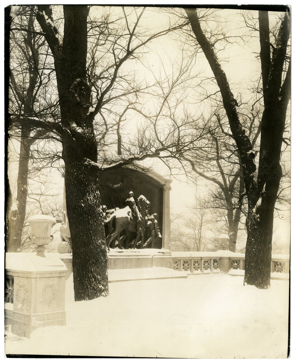 Shaw Memorial in Storm ، بوسطن ، الولايات المتحدة الأمريكية ، حوالي 1902-10 (صورة فضية من الجيلاتين) بواسطة جيسي تاربوكس بيلز