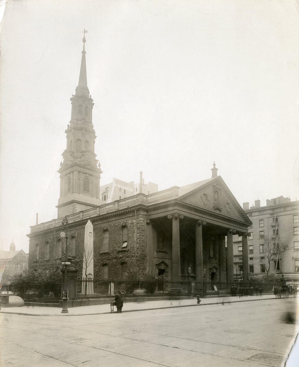كنيسة القديس بولس ، برودواي ، نيويورك ، الولايات المتحدة الأمريكية ، حوالي 1905-40 (صورة فضية من الجيلاتين) بواسطة جيسي تاربوكس بيلز