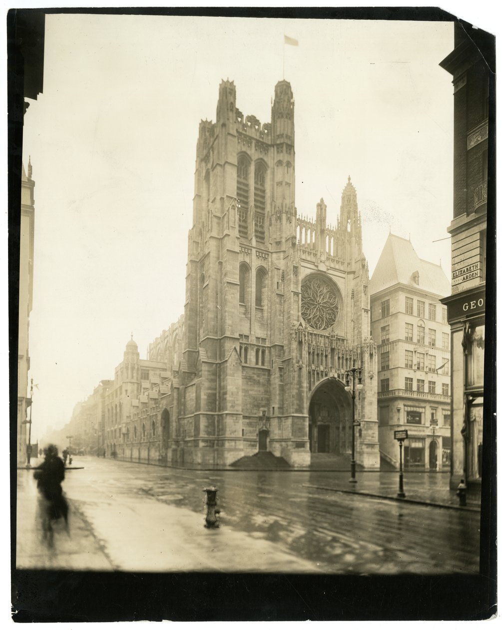 كنيسة سانت توماس ، نيويورك ، الولايات المتحدة الأمريكية ، حوالي 1905-40 (صورة فضية من الجيلاتين) بواسطة جيسي تاربوكس بيلز