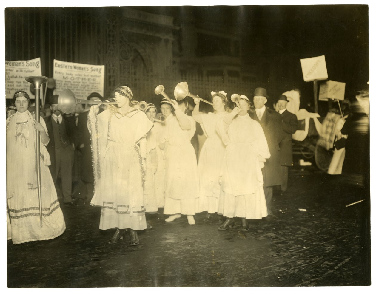 موكب الاقتراع ، قرية غرينتش ، نيويورك ، الولايات المتحدة الأمريكية ، حوالي 1915-18 (صورة فضية للجيلاتين) بواسطة جيسي تاربوكس بيلز