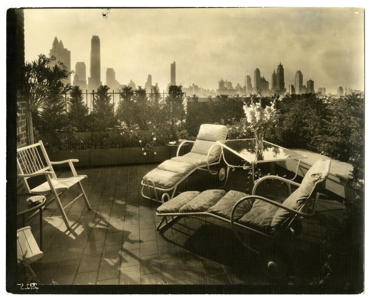 شرفة السيدة أليس وودوارد راينهارت ، 400 E 52 St ، حوالي 1936-37 (صورة فضية جيلاتينية) بواسطة جيسي تاربوكس بيلز