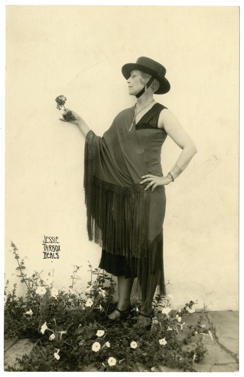 امرأة تحمل زهرة ، c.1905-40 بواسطة جيسي تاربوكس بيلز