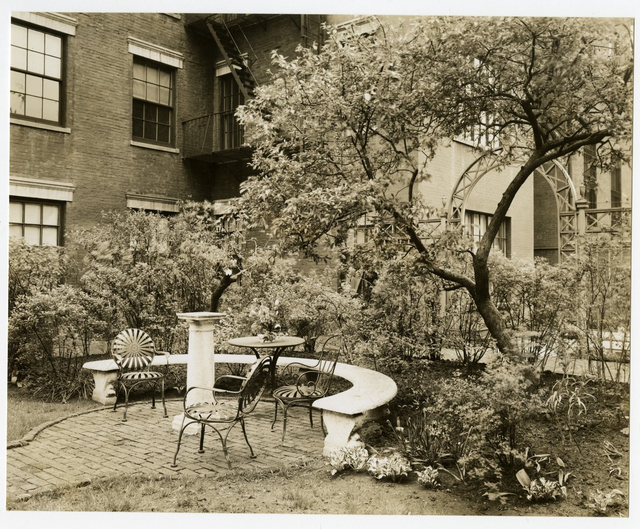 Women's Engineer Club Washington Square North ؟، Greenwich Village ، New York ، USA ، c1939-40 (صورة فضية من الجيلاتين) بواسطة جيسي تاربوكس بيلز