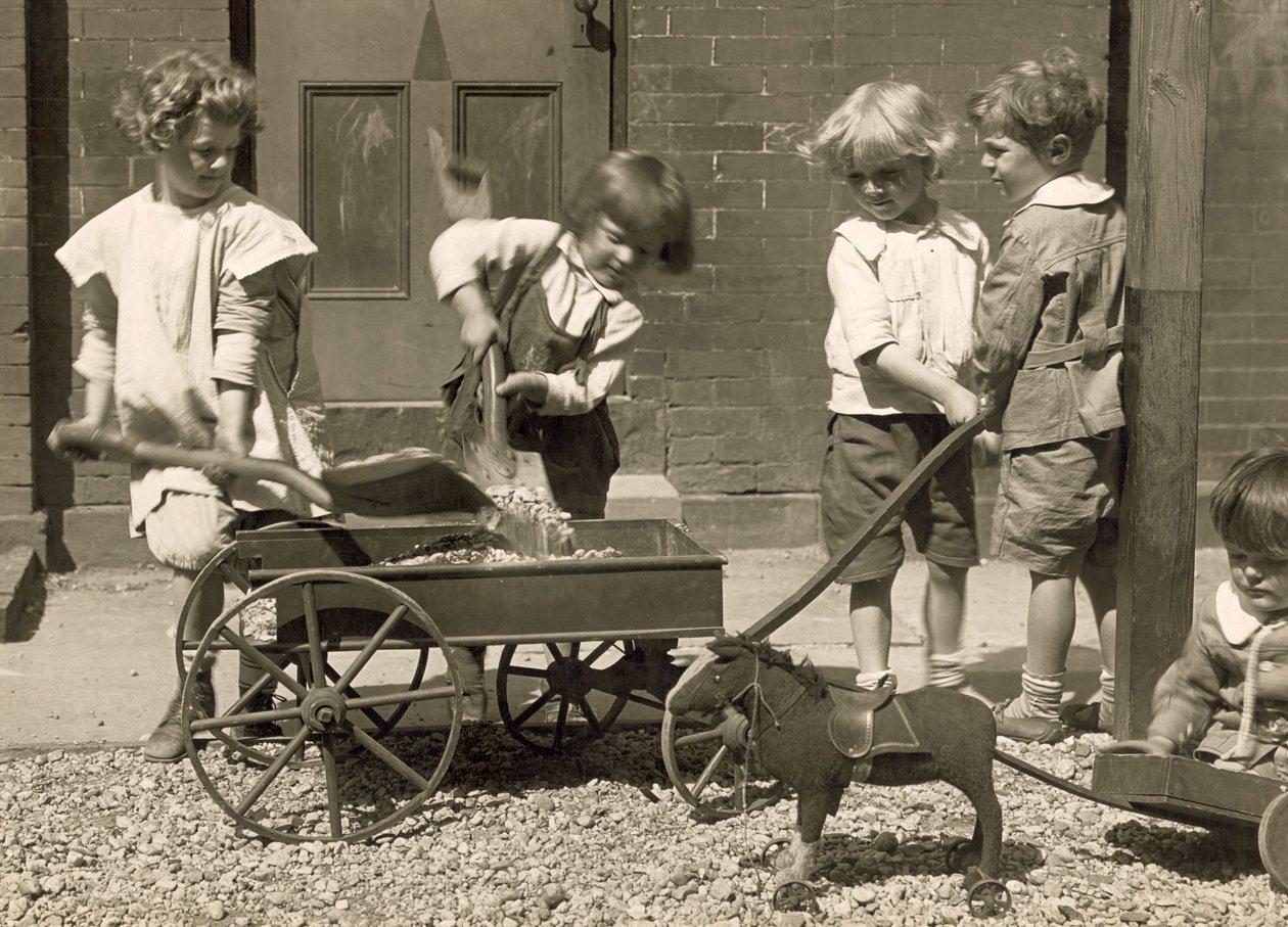 أطفال صغار يقومون بتحميل الحصى في عربة ، حوالي 1915 (صورة) بواسطة جيسي تاربوكس بيلز