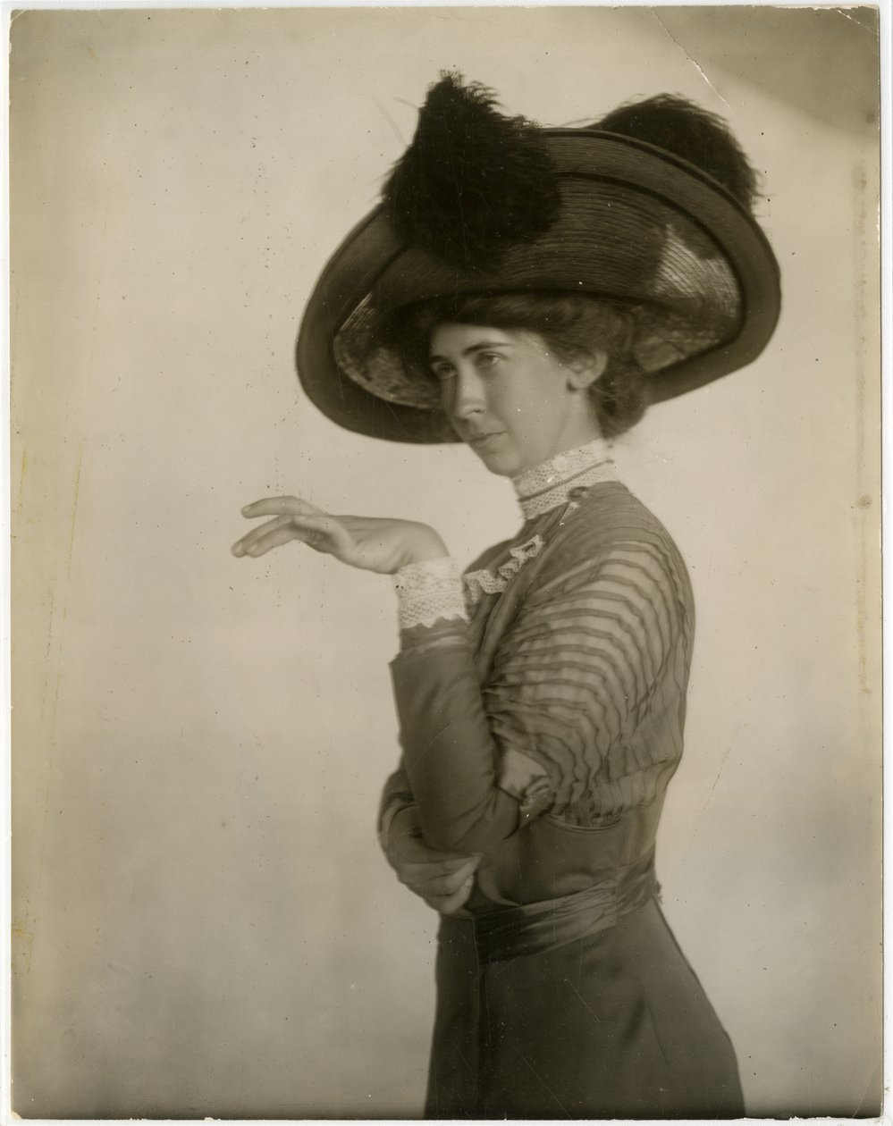 ملف تعريف للقبعة المصقولة ، c.1905-18 (صورة فضية الجيلاتين) بواسطة جيسي تاربوكس بيلز