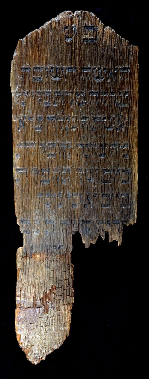 Funerary stele from Hegengeim (Upper Rhine) preserved at the Jewish Museum in Basel, Switzerland. 82 x 29 x 4,5 cm. “” For Braina, wife of Henle (?) Bloch of Hegengeim, buried in 26 Nissan 615 (= 1855)”. بواسطة المدرسة اليهودية