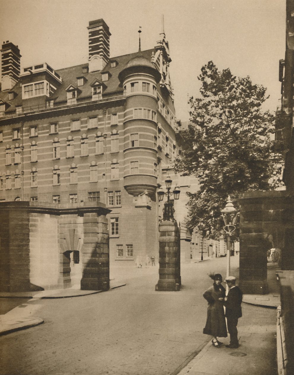 مدخل سكوتلاند يارد من شارع ديربي ، c1935. بواسطة جويل