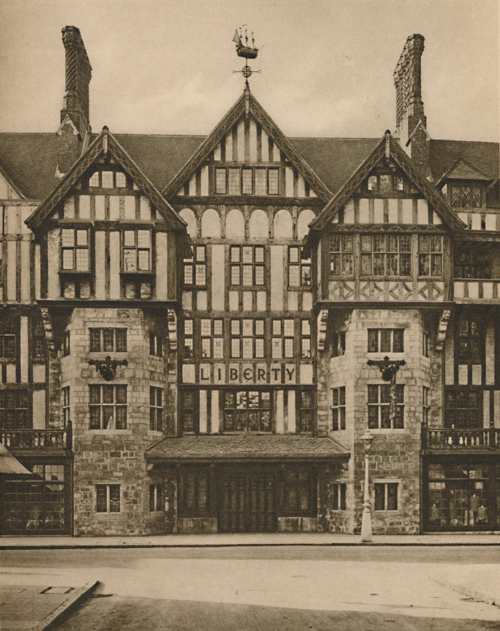 جزء من مبنى Libertys Tudor في شارع Great Marlborough ، c1935. بواسطة جويل