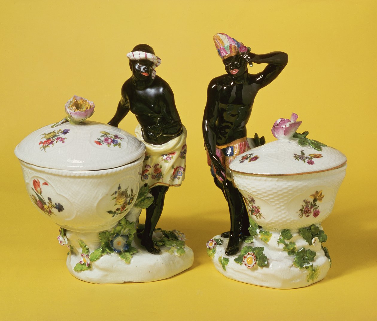 اثنين من blackamoors Meissen يقف بجانب سلال وأغطية للحلوى ، 1741 (الخزف) بواسطة يوهان فريدريش إيبرلين