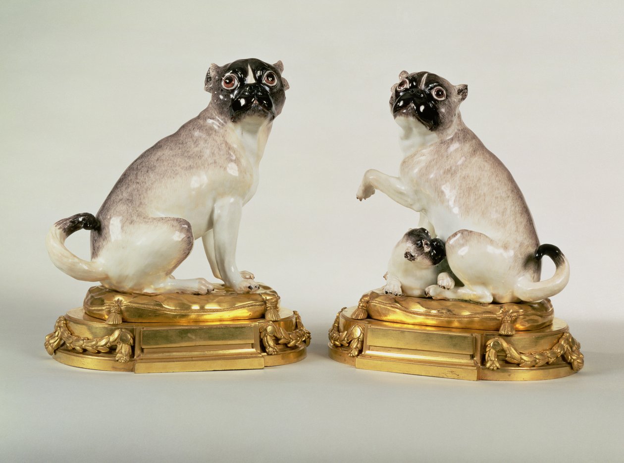زوج من الأشكال الخزفية Meissen من كلاب الصلصال المركبة في Louis XVI Ormolu ، c.1750 (الخزف) بواسطة يوهان جواكيم كايندلر