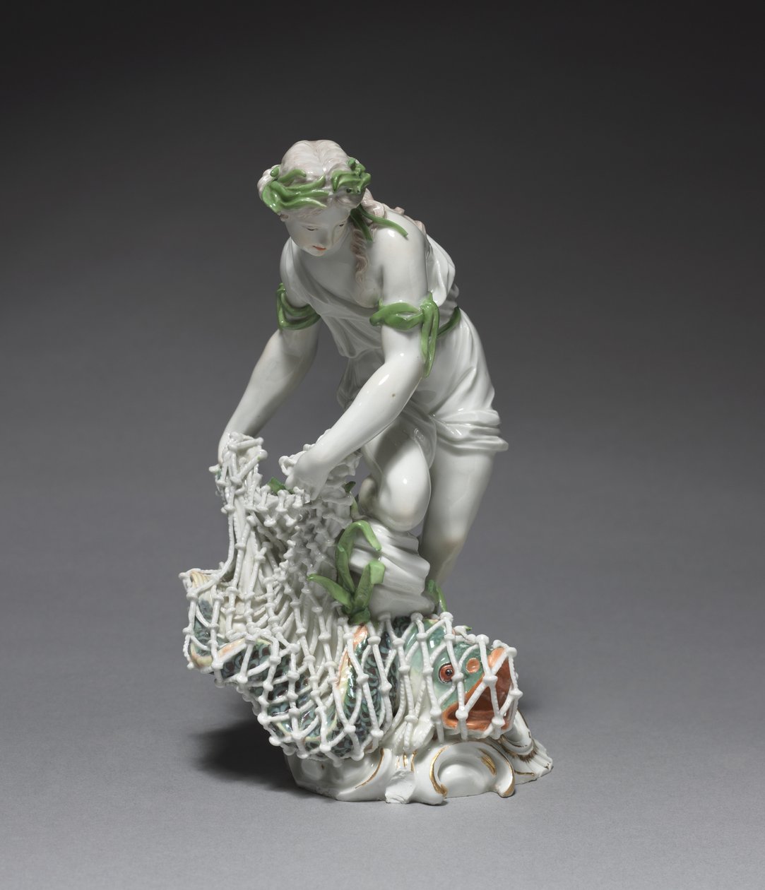 Fisherwoman ، الشركة المصنعة Ludwigsburg Porcelain Factory ، ألمانيا ، حوالي 1765 (بورسلين بزخرفة مينا ومذهبة) بواسطة يوهان كريستيان فيلهلم باير