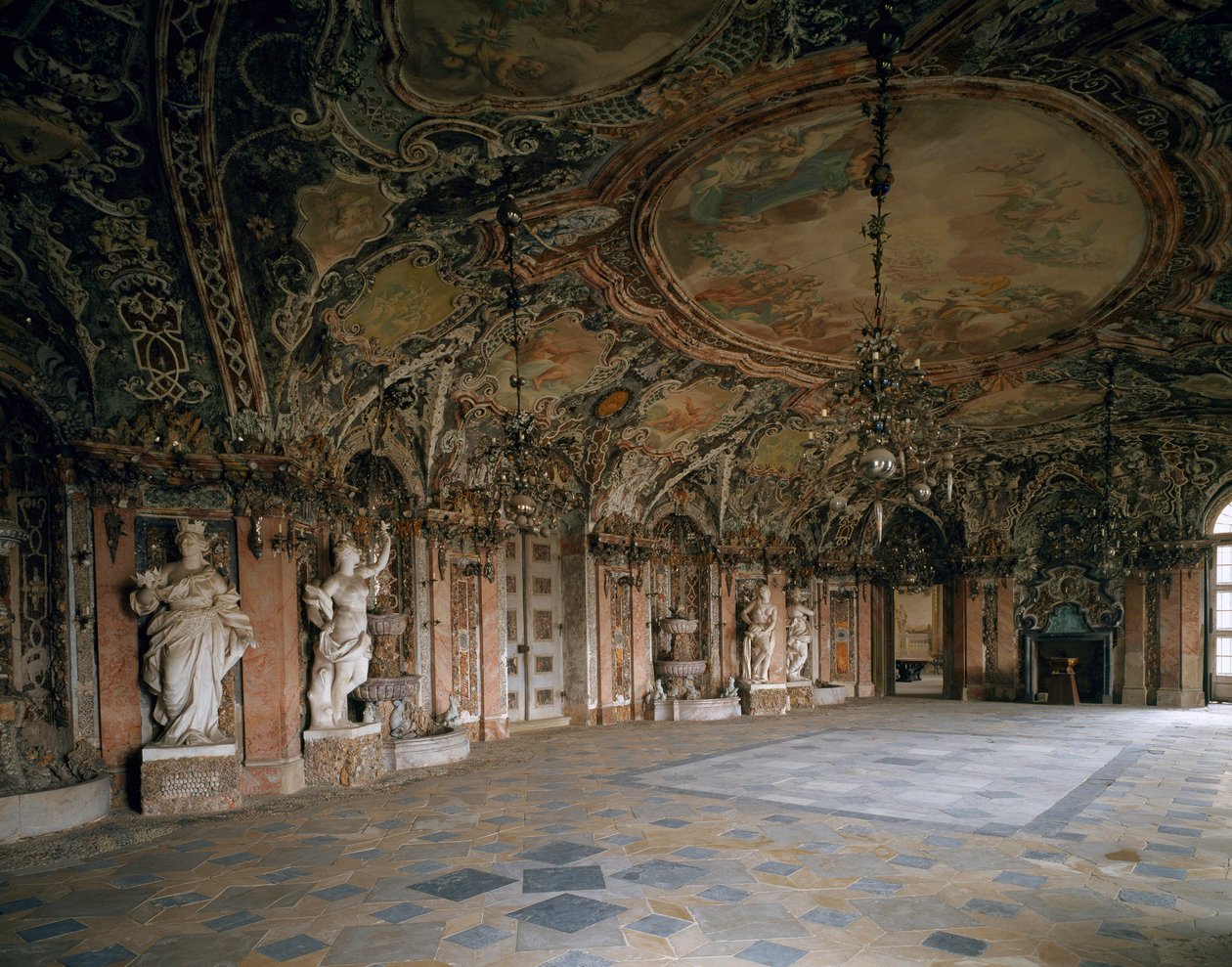 منظر للصالون الكبير لقلعة فايسنشتاين ، المهندس المعماري يوهان دينتزنهوفر (1663-1726) 1714 بومرسفيلدن ، ألمانيا بواسطة يوهان دينتزينهوفر