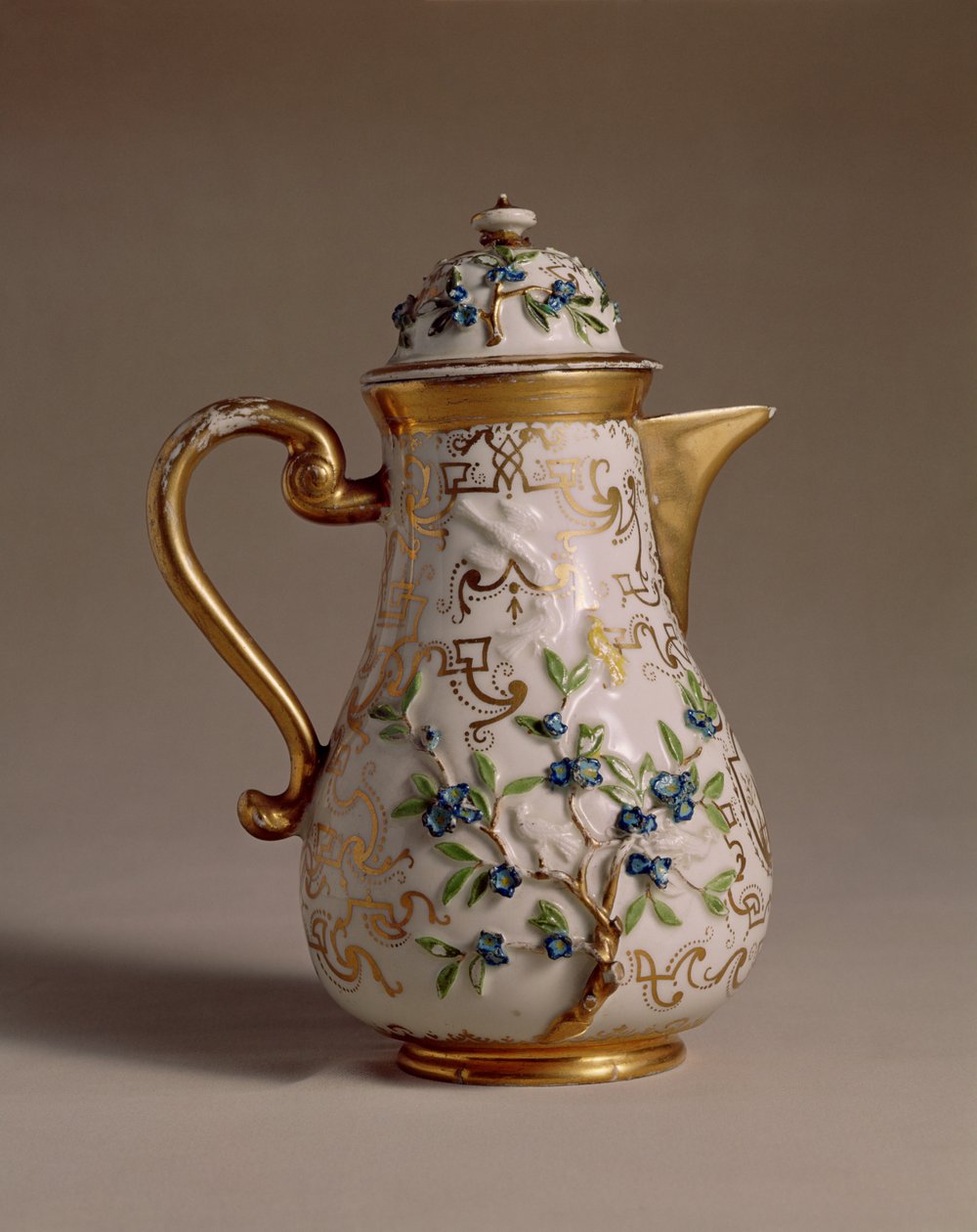 إبريق قهوة ، مزين بنقش بارز ، ميسين ، خزف c.1710 بواسطة يوهان فريدريش بوتجر