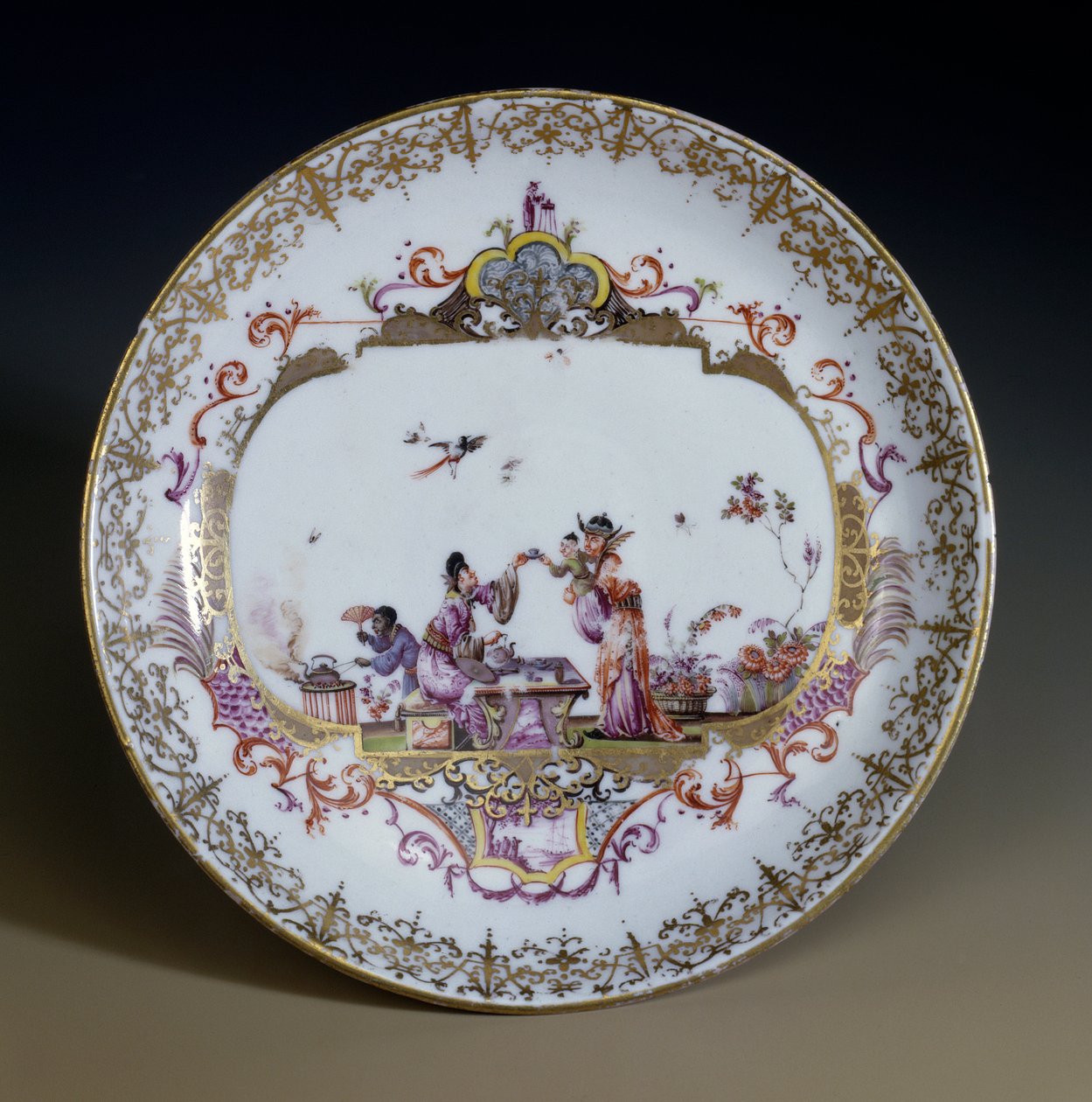 الفن الألماني: بورسلين ميسن. تمثل Chinoiserie شخصيات آسيوية تشرب الشاي. صحن مزخرف من قبل يوهان جريجور هويرولدت (أو هيرولد 1696-1775) ، حوالي 1730. باريس ، فنون زخرفية بواسطة يوهان جريجور هيرولد