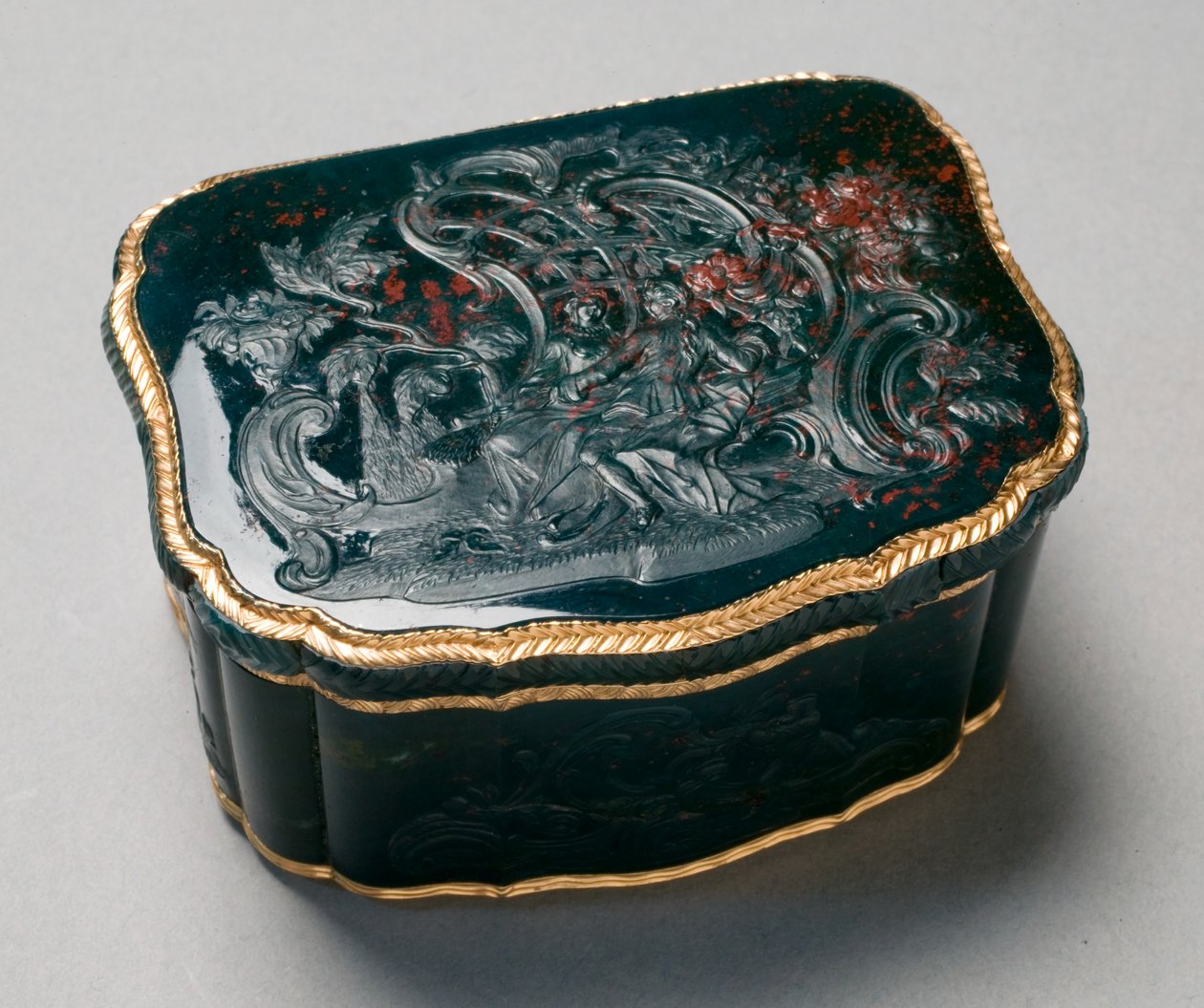 صندوق السعوط ، رسمه كارل غوستاف كلينجستيد (1657-1734) ، حوالي 1750 (حجر دم منحوت مُثبَّت بالذهب) بواسطة يوهانس جورج (Attr. To) الأرقطيون
