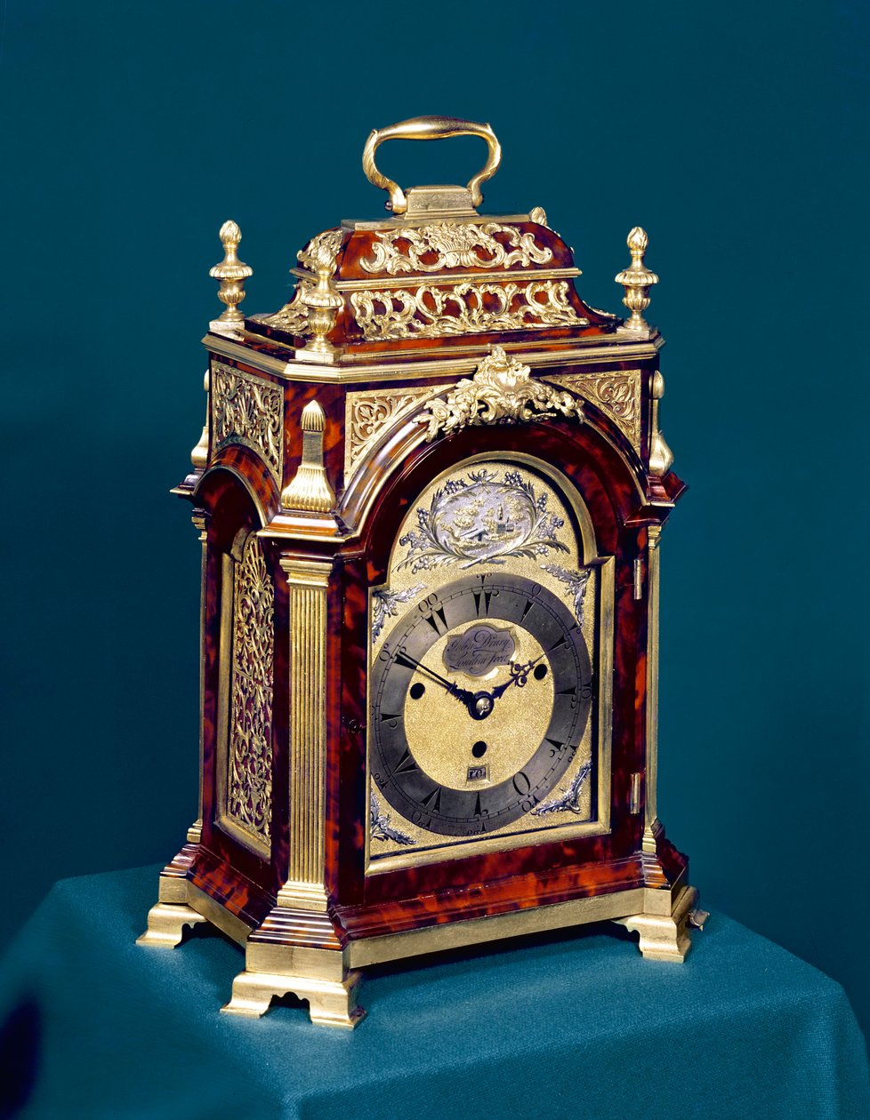 ساعة طاولة c.1750 (قشرة قشرة السلحفاة مع حوامل معدنية) بواسطة جون دروري