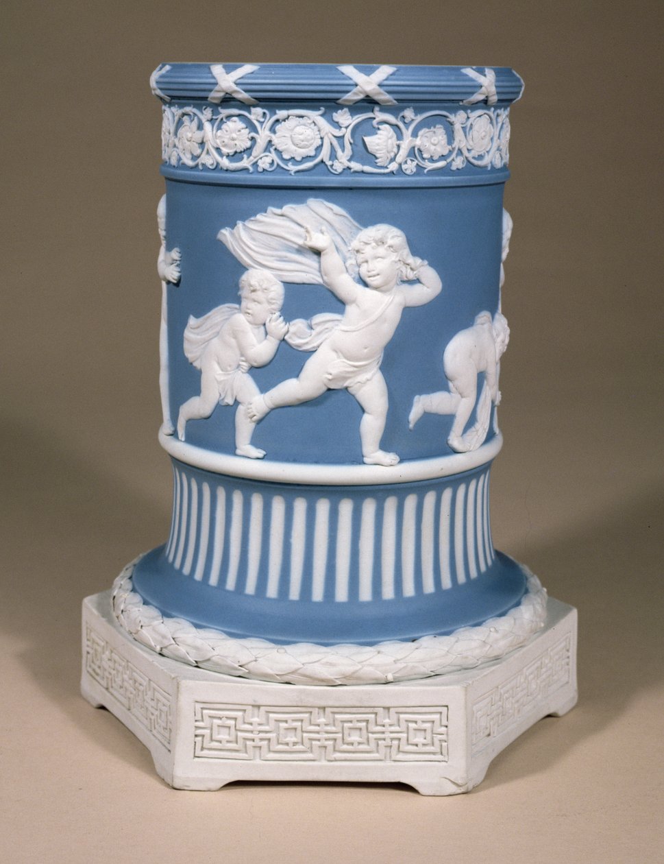 زهرية Wedgwood ، c.1780 (جاسبر) بواسطة جون فلاكسمان