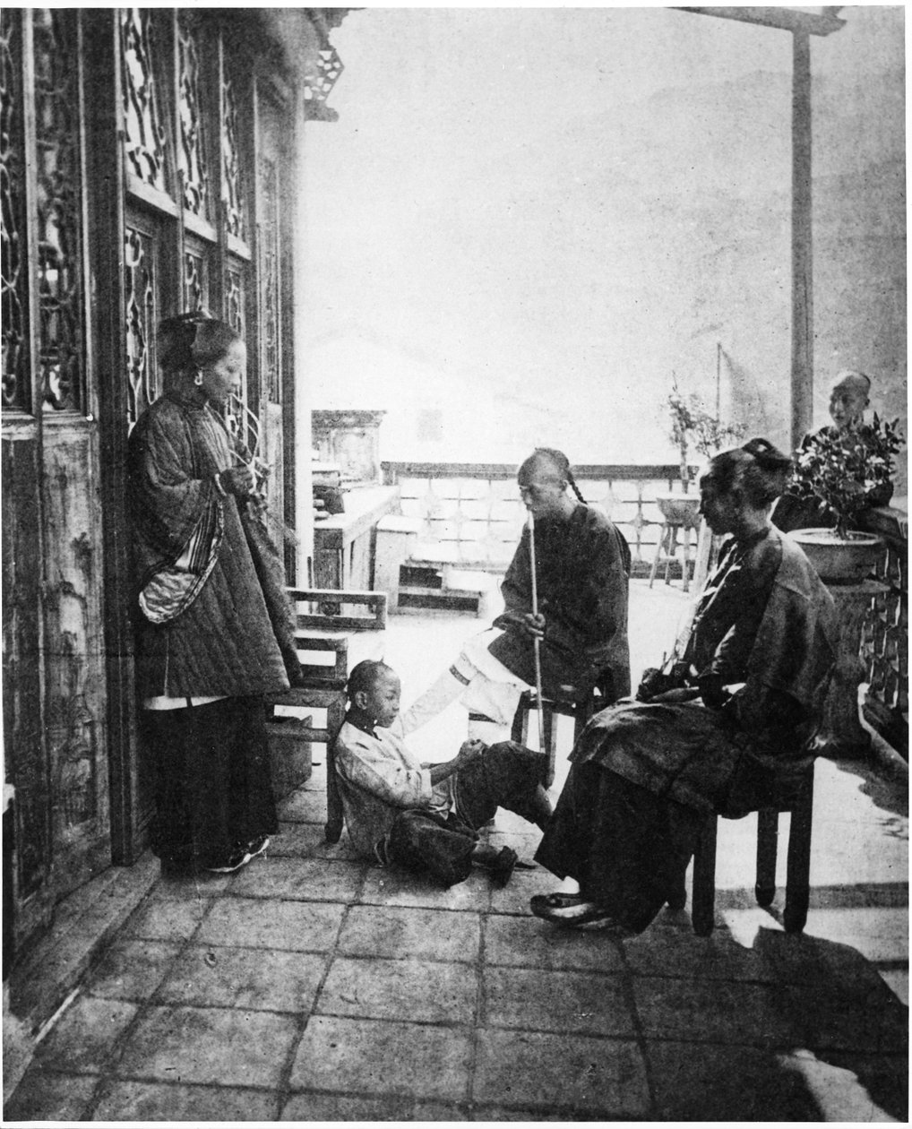 بعد تجمع العشاء على شرفة منزل Chinaman ، c.1867-72 بواسطة جون طومسون