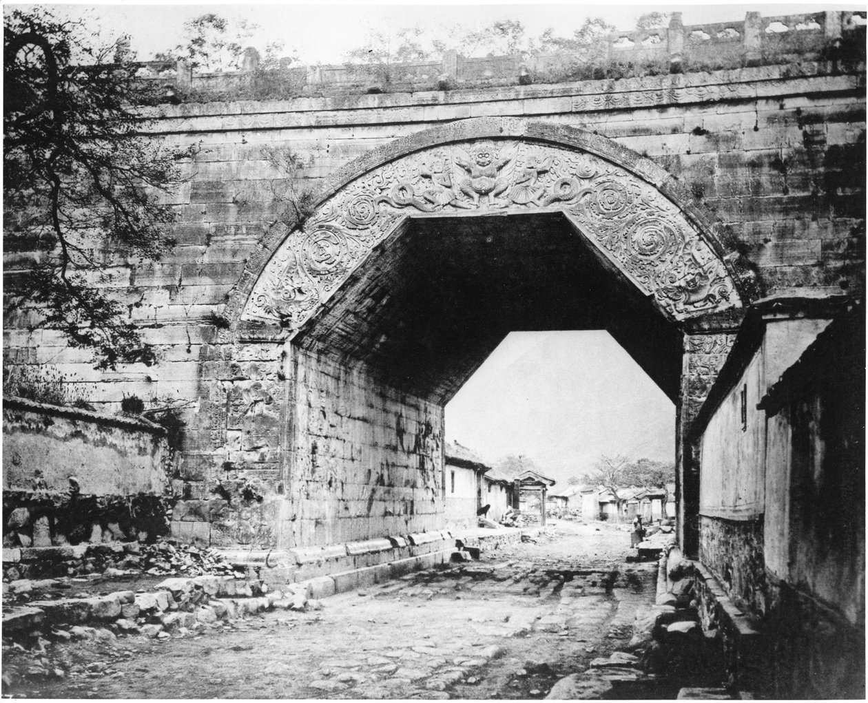 القوس البوذي القديم في كيو يونغ كوان ، c.1867-72 بواسطة جون طومسون