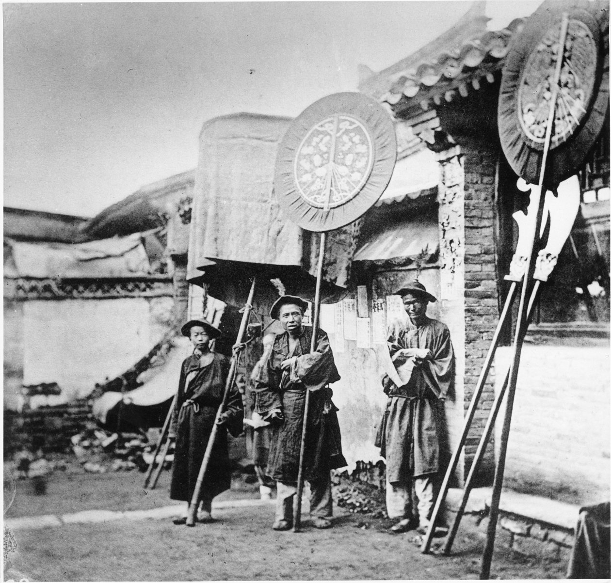 Bannermen في جنازة Manchu ، بكين ، 1872 بواسطة جون طومسون