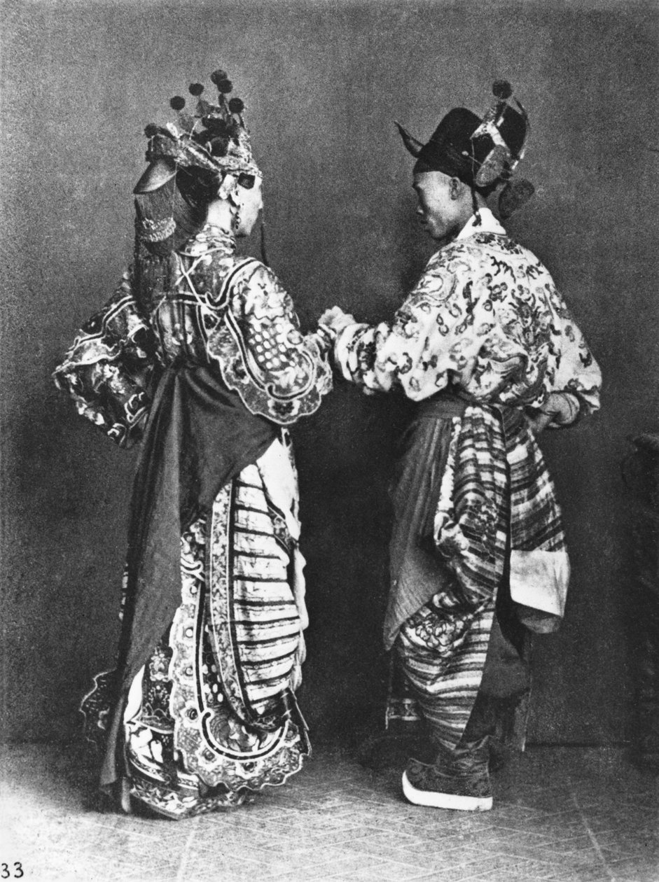 الممثلون الصينيون من الخلف ، 1870 بواسطة جون طومسون