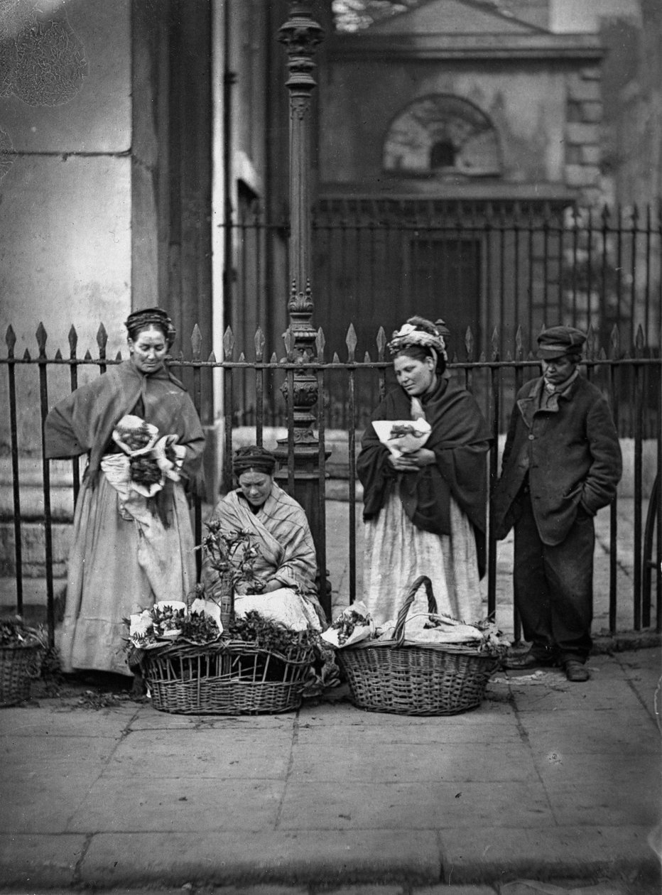 Covent Garden Flower Women، from &39;Street Life in London&39;، 1877-78 (woodburytype) بواسطة جون طومسون