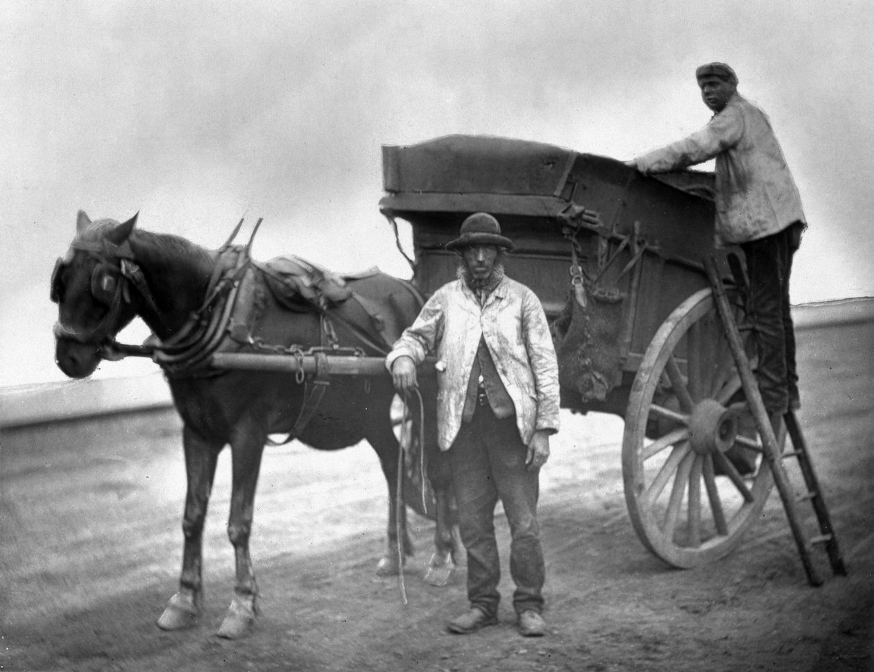 Dustmen Flying Dustmen ، من "Street Life in London" ، بقلم ج. طومسون وأدولف سميث ، 1877 بواسطة جون طومسون