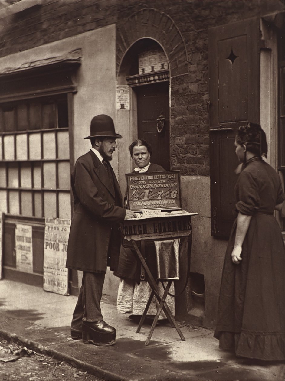 Street Doctor ، 1876 (woodburytype) بواسطة جون طومسون