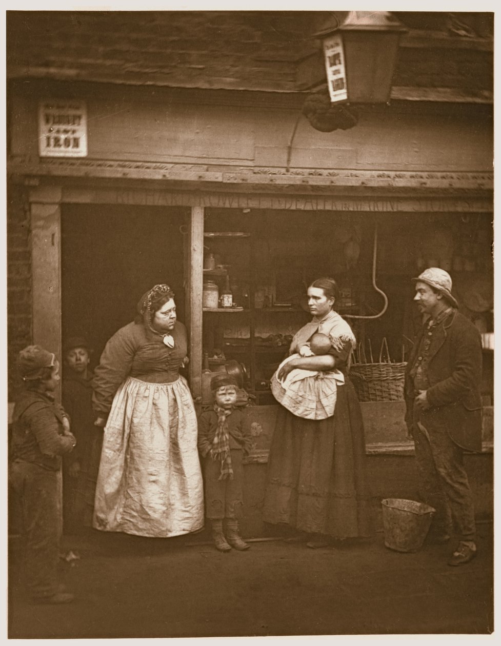 معاناة من الطوفان ، من "حياة الشارع في لندن" ، بقلم أدولف سميث ، 1877-78 (وودبريتيبي) بواسطة جون طومسون