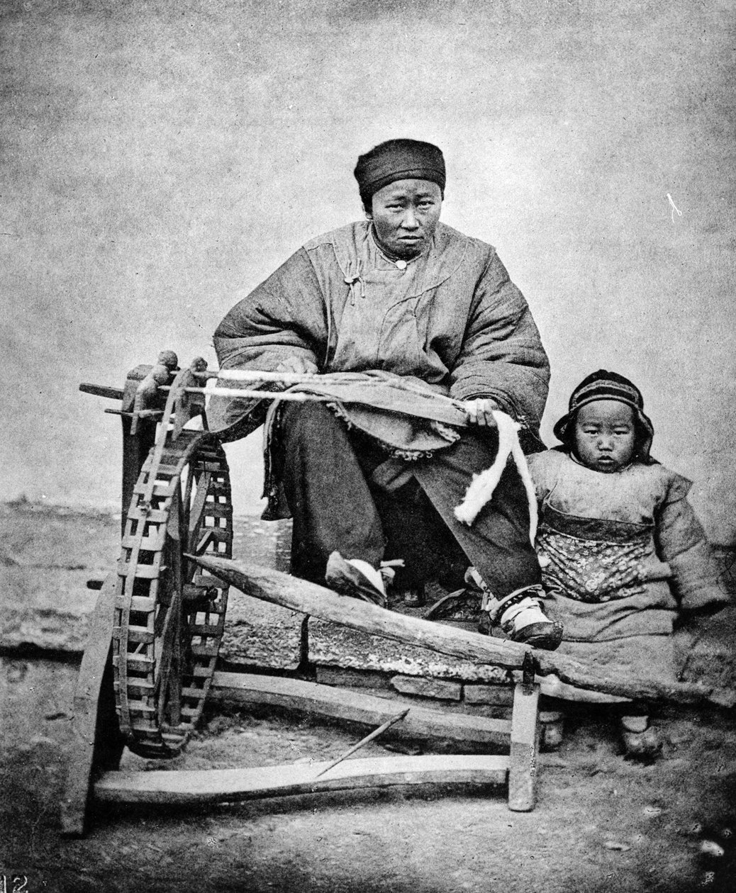 امرأة وطفل بعجلة الغزل ، 1870s بواسطة جون طومسون