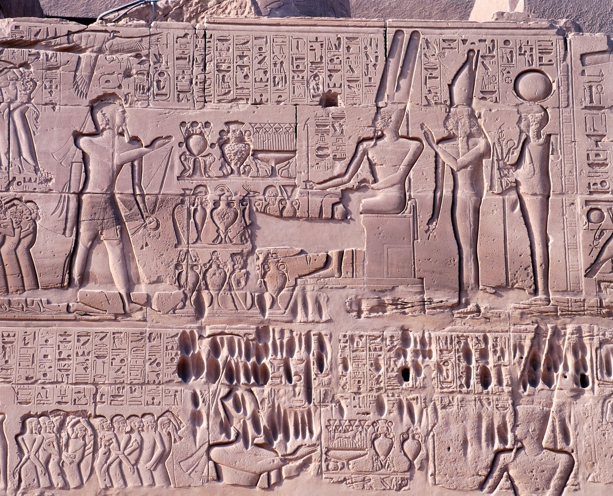 مصر ، طيبة القديمة ، الأقصر ، مجمع معبد الكرنك ، منطقة آمون رع ، قاعة الأعمدة الكبرى ، الجدار الشمالي ، الإغاثة مع مشاهد حرب Seti I في سوريا وفلسطين ، التفاصيل مع القرابين للآلهة بواسطة والتر تشارلز ميلز
