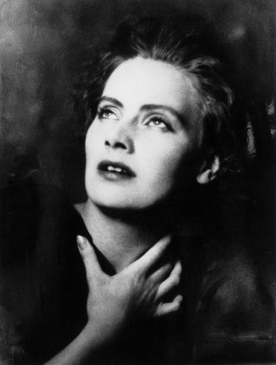 صورة لجريتا غاربو ، الاسم المسرحي لجريتا لوفيزا غوستافسون (1905-1990) ، الممثلة السويدية ، تصوير أرنولد جينثي (1869-1942) من عام 1925 ، طباعة الأملاح الفضية بواسطة والتر تشارلز ميلز