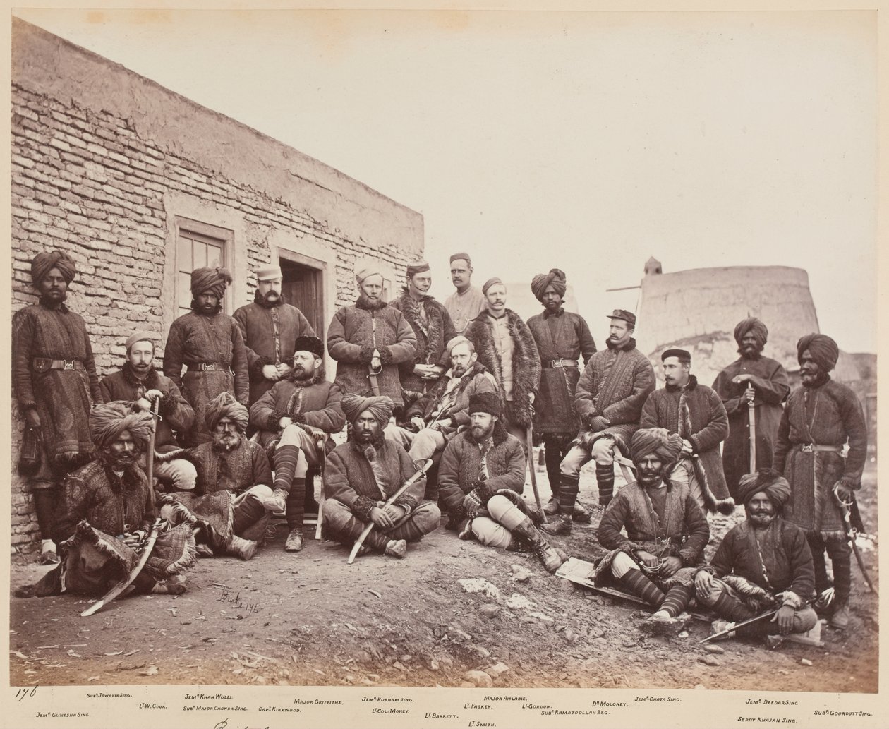 الضباط البريطانيون والأصليون ، السيخ الثالث ، 1879 بواسطة جون بورك