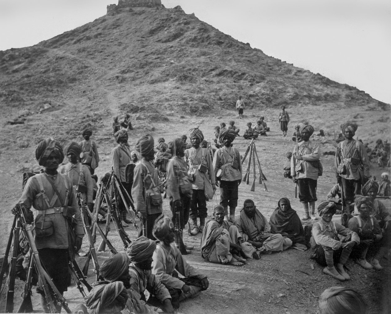 وقف السجناء من باسول مع مرافقة المشاة الأصلية الخامسة والأربعين على خرد خيبر ، 1878-1879 بواسطة 