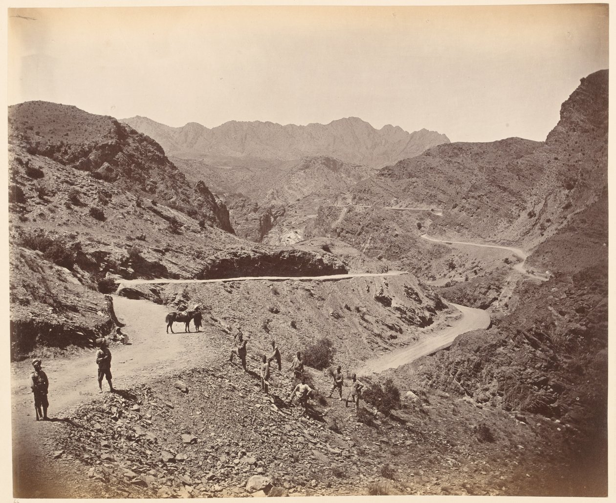 ممر لاندي كوتال يُظهر طريقًا صنعته الملكة مدراس سابرز وعمال المناجم ، عام 1878 تقريبًا بواسطة جون بورك