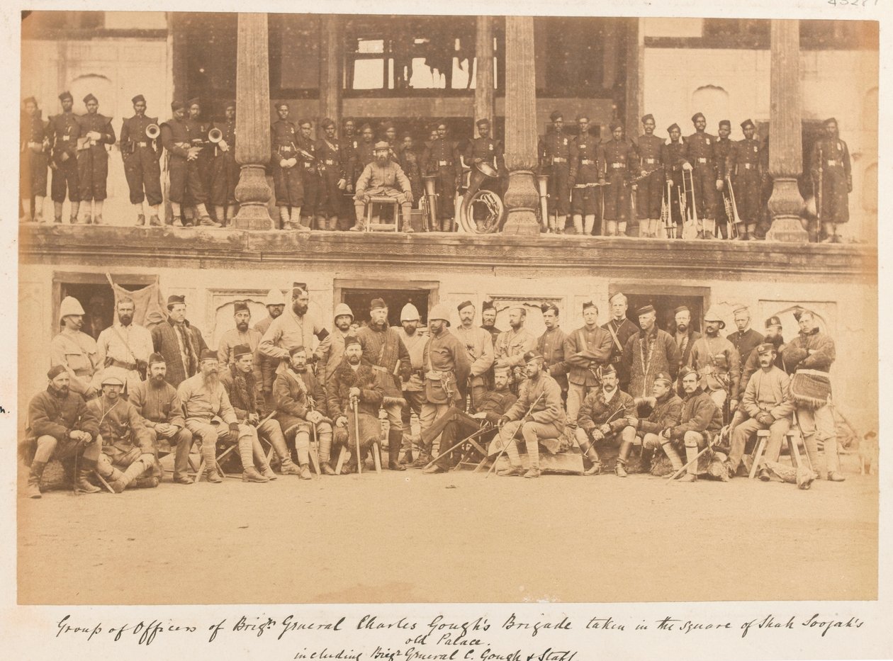 الضباط والرجال من لواء العميد غوف في ساحة قصر شاه شجاع ، 1880 بواسطة جون بورك