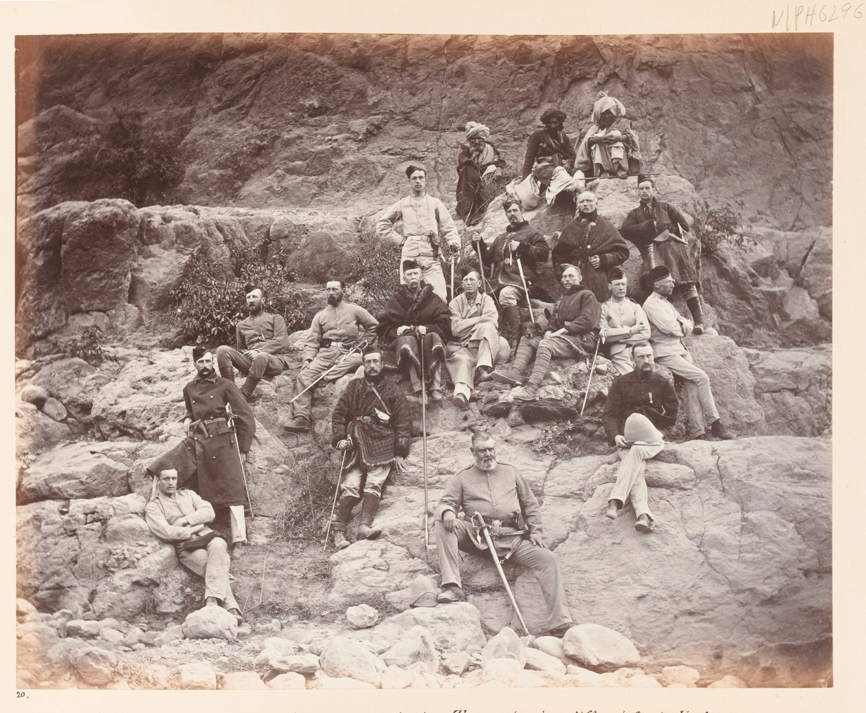 - ضباط الفوج 51 على سلطان تارا ، يظهرون زي خدمة مختلفًا يرتديه ؟، 1878 بواسطة جون بورك