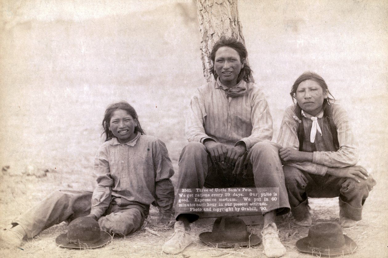 ثلاثة مراهقين من لاكوتا في ملابس غربية ، 1891 بواسطة جون سي جرابيل