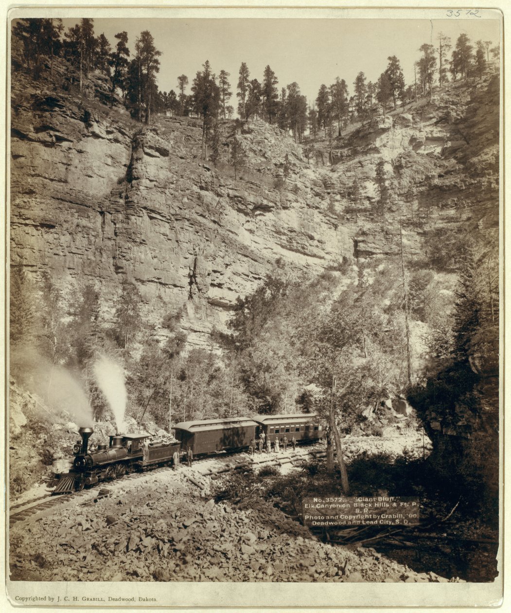 قطار يمر عبر Elk Canyon (b / w photo) بواسطة جون سي جرابيل