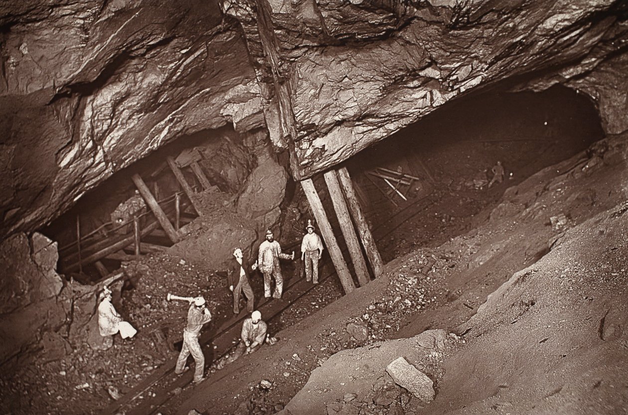 طريق الترام 70 ، منجم East Pool ، رسم توضيحي من "مناجم Mongst وعمال المناجم ، أو مشاهد تحت الأرض بواسطة Flash-Light" بواسطة JC Burrows و William Thomas ، حانة. 1893 (صورة بني داكن) بواسطة جون تشارلز بورو