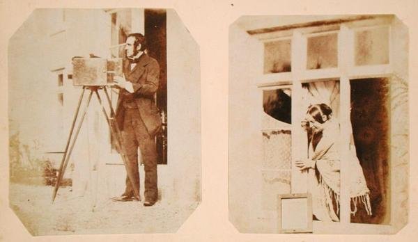 صورة شخصية على اليسار و Emma Thomasina Llewelyn (1808-1881) تطبع صورة سلبية في الشمس على اليمين بواسطة جون ديلوين ليويلين