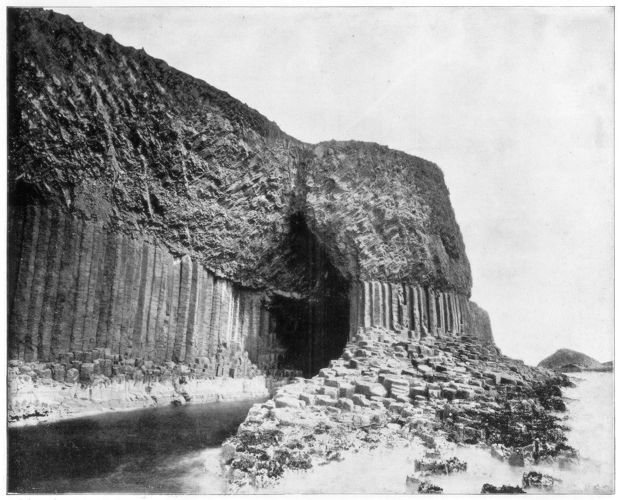 Fingals Cave ، اسكتلندا ، أواخر القرن التاسع عشر بواسطة جون ل. ستودارد