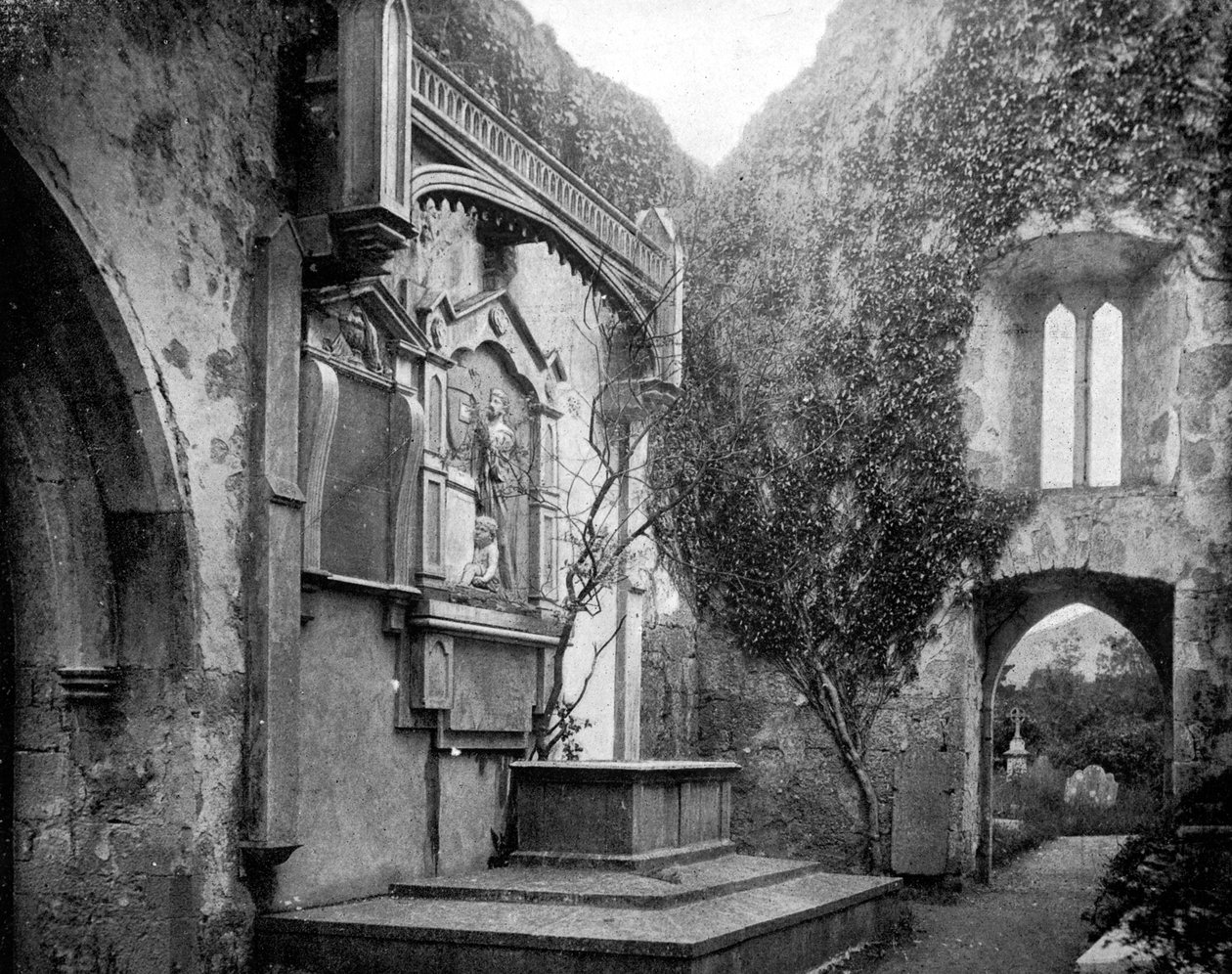 دير Muckross ، بحيرات كيلارني ، أيرلندا ، 1893. بواسطة جون ل. ستودارد