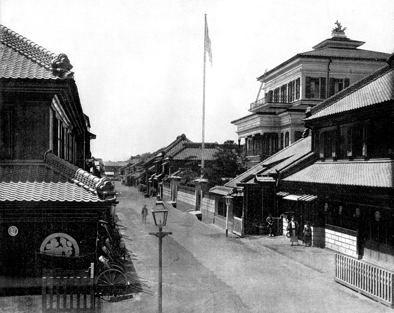 A Street of Tokio in Japan photo by John Lawson Stoddard (1850 1931) Traveller and Conferencier Educational publication for -Chicago (b/w photo) بواسطة جون لوسون ستودارد