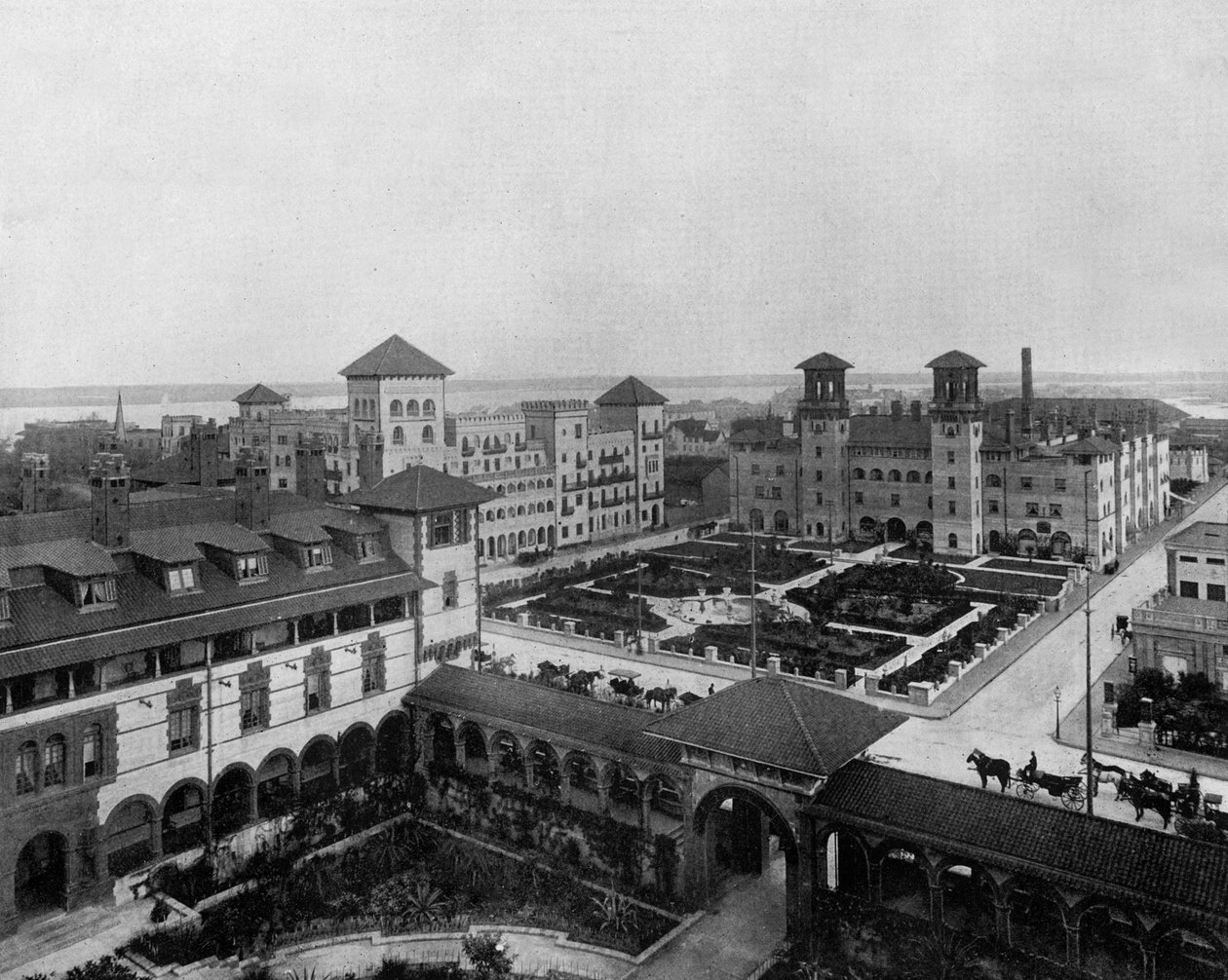 الفنادق في سانت أوغسطين ، فلوريدا: الكازار ، دي كوردو ، بونت دي ليون ، ج. 1900 (b / w photo) بواسطة جون لوسون ستودارد