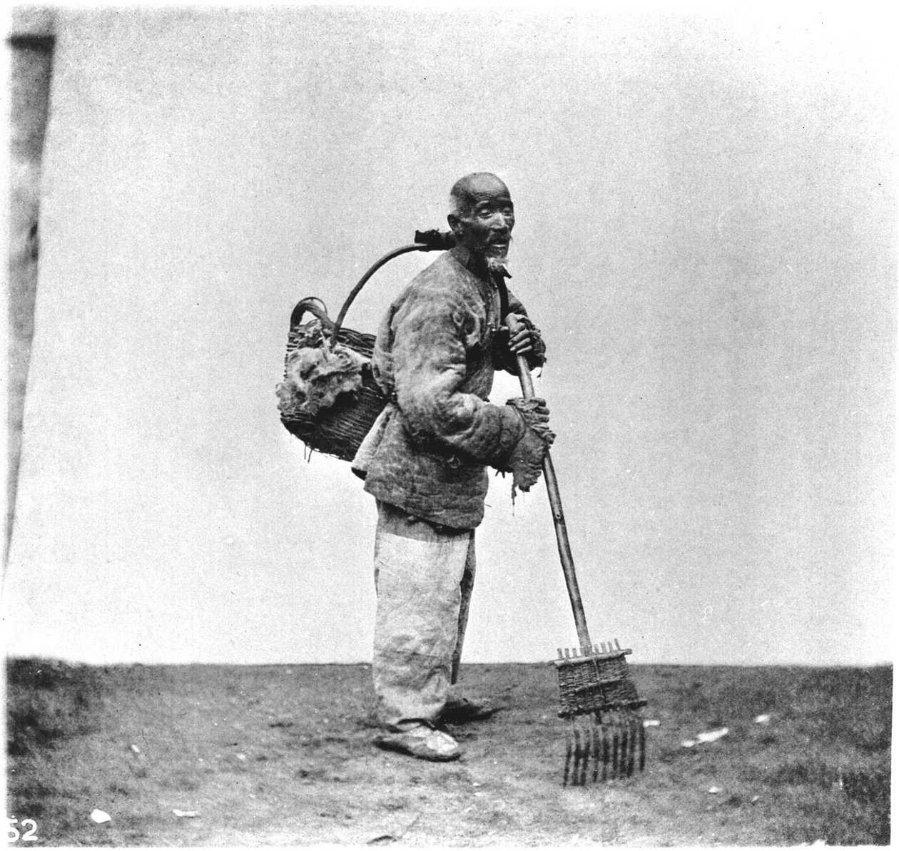 صحيفة يومية في الصين حوالي عام 1870 (صورة) بواسطة جون طومسون