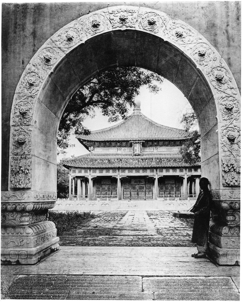 الممر إلى قاعة الكلاسيكيات ، بكين ، c.1867-72 بواسطة جون طومسون